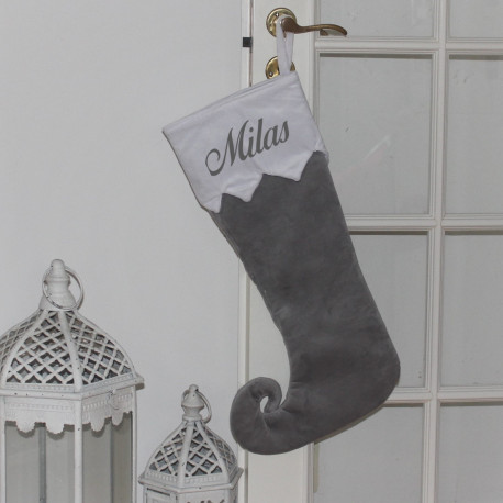 Grå julestrømpe med rensdyr og navn på