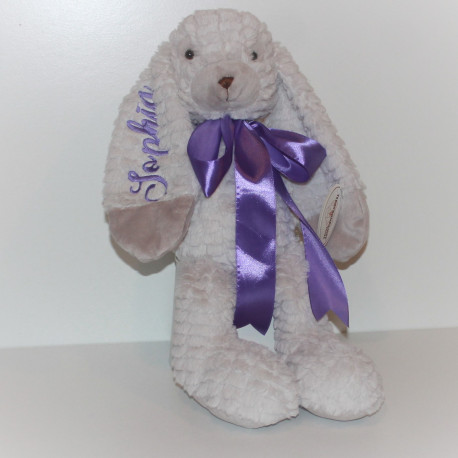 Stor Lucy kanin fra Teddykompaniet med navn broderet på øret.