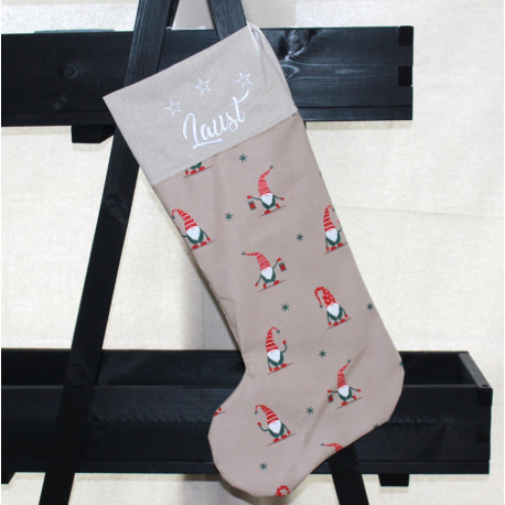 Julestrømpe med nisser og navn på