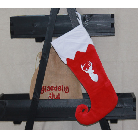 Rød julestrømpe med rådyr og navn på