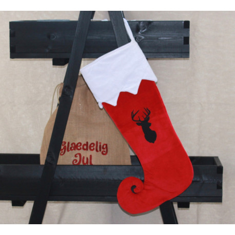 Rød julestrømpe med rådyr og navn på