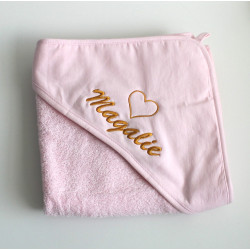 Lyserødt babyhåndklæde med navn