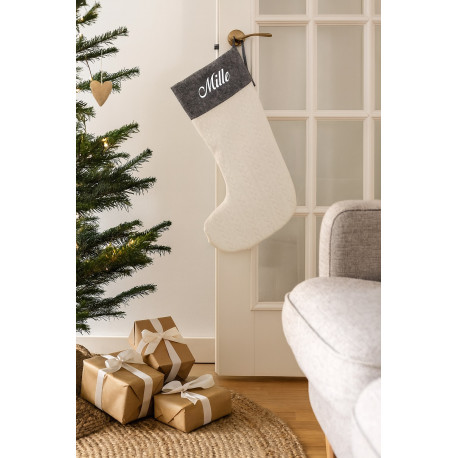 Cremehvid julesok i strik med broderet navn på grå kant.