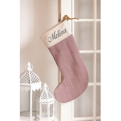 Stor julesok i gammelrosa kabelstrik med broderet navn på kanten.