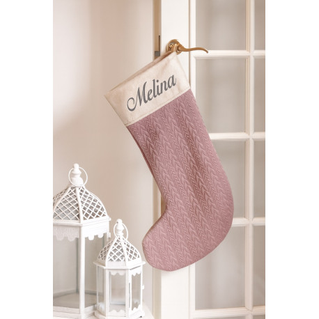 Stor julesok i gammelrosa kabelstrik med broderet navn på kanten.