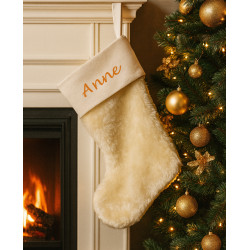 Julestrømpe i cremefarvet pels med navn broderet på hørkant