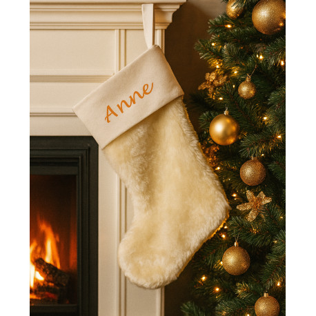 Julestrømpe i cremefarvet pels med navn broderet på hørkant