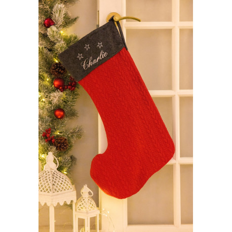 Rød strik julesok med navn broderet