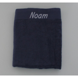Stort støvet blå badehåndklæde med navn på