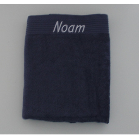 Støvet blåt håndklæde med broderet navn i blød bomuld, Øko-Tex certificeret