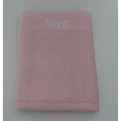 Stort lyserødt badehåndklæde med navn på