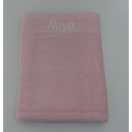 Lyserødt håndklæde med broderet navn i blød bomuld, Øko-Tex certificeret