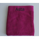 Mørk pink håndklæde med navn broderet på borden i blød Øko-Tex bomuld