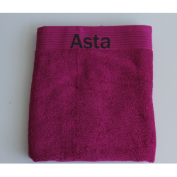Mørk pink badehåndklæde med navn