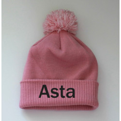 Rosa hue med navn og kvast