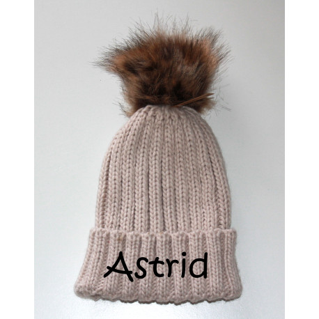 Råhvid hue med navn og kvast