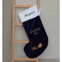 Mørkeblå julestrømpe i velour med navn broderet på pelskant