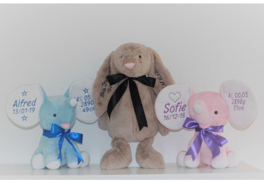 Cubbies og Jellycat bamser med navn og fødselsdata på ørene.